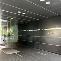 ビル入口の写真